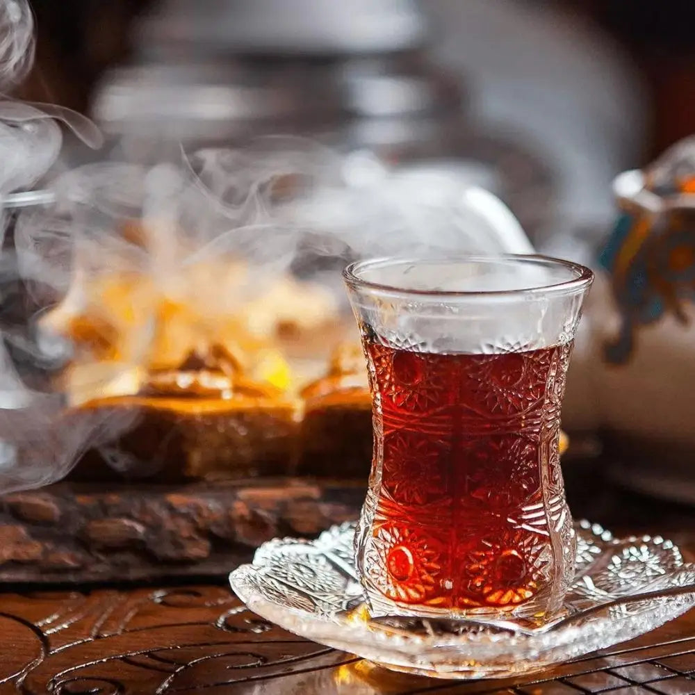 Paslanmaz çelikten üretilmiş Remta 120 Bardak Elegance Çay makinesi ile demlenen sıcak çay